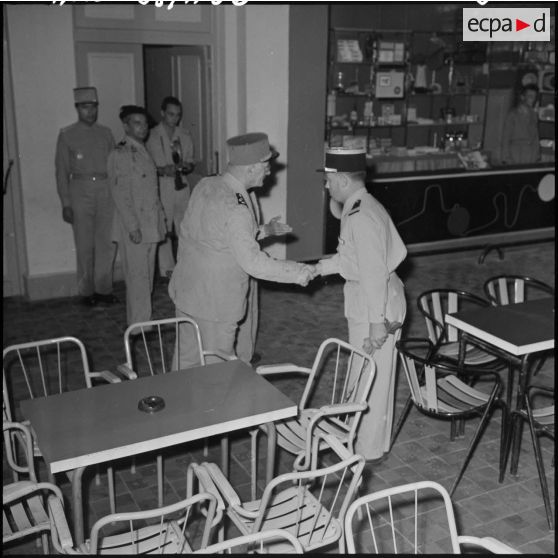 Cherchell. Visite du général Zeller à l'Ecole des Officiers de Réserve (EOR).