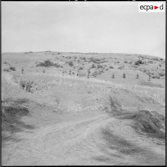 Progression du 12e bataillon d'infanterie (BI) dans la montagne.