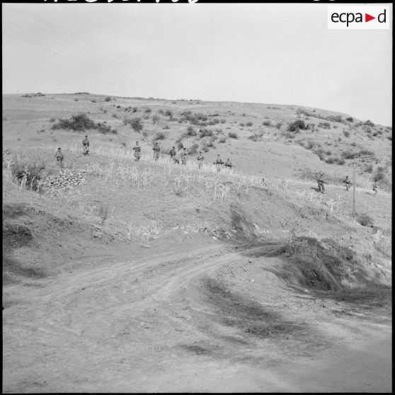 Progression du 12e bataillon d'infanterie (BI) dans la montagne.