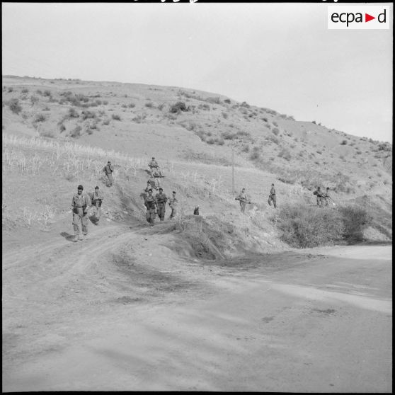 Une patrouille du 12e bataillon d'infanterie (BI) dans la montagne.