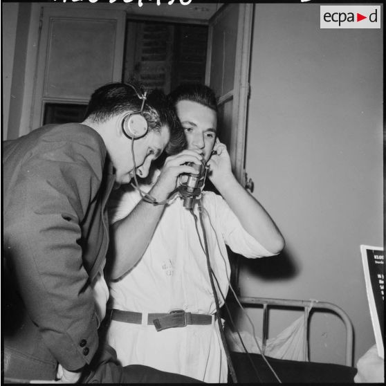 Alger. Distribution de disques aux blessés de l'hôpital Maillot.