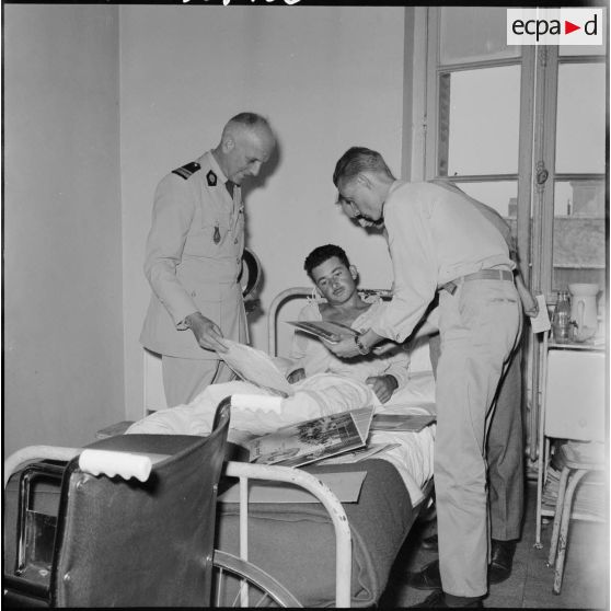 Alger. Distribution de disques aux blessés de l'hôpital Maillot.