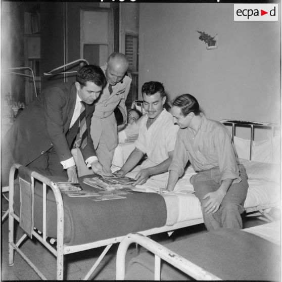 Alger. Distribution de disques aux blessés de l'hôpital Maillot.