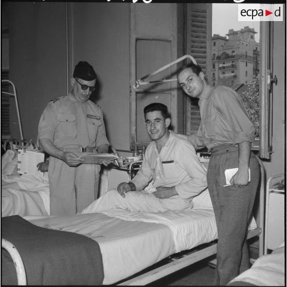 Alger. Distribution de disques aux blessés de l'hôpital Maillot.