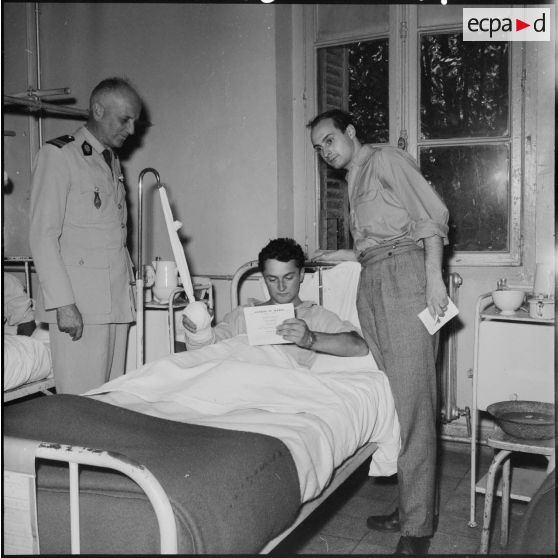 Alger. Distribution de disques aux blessés de l'hôpital Maillot.