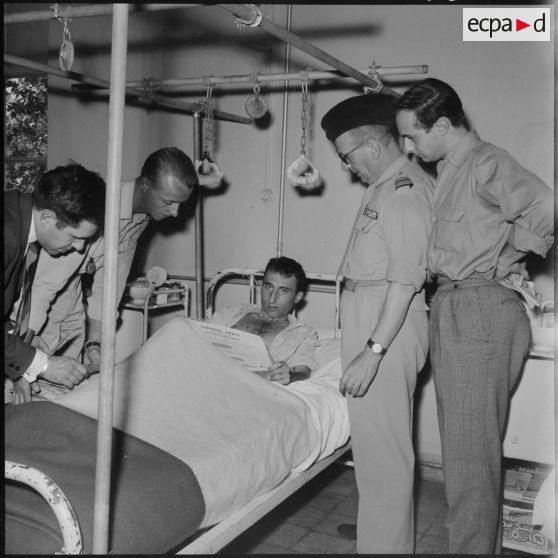 Alger. Distribution de disques aux blessés de l'hôpital Maillot.