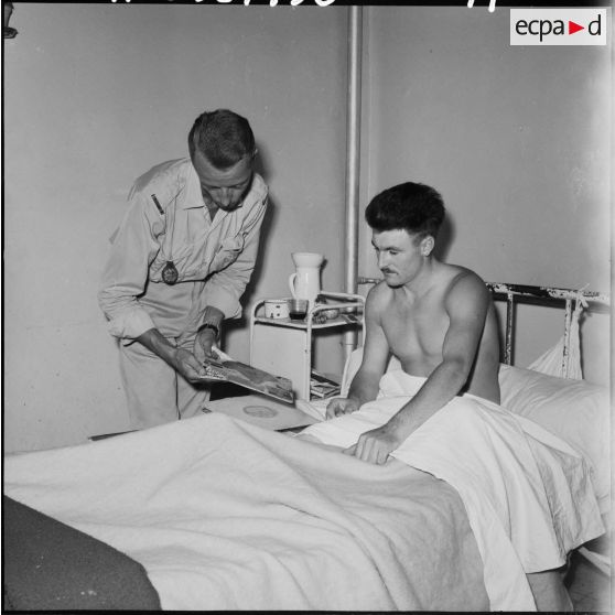 Alger. Distribution de disques aux blessés de l'hôpital Maillot.