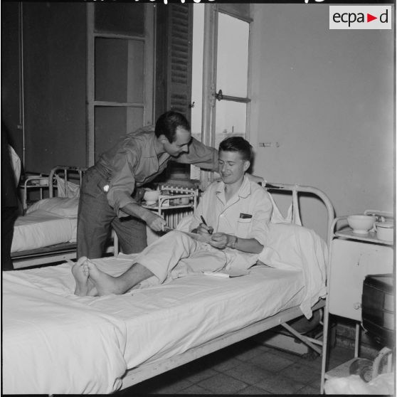 Alger. Distribution de disques aux blessés de l'hôpital Maillot.