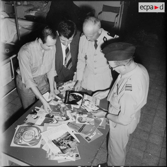 Alger. Distribution de disques aux blessés de l'hôpital Maillot.