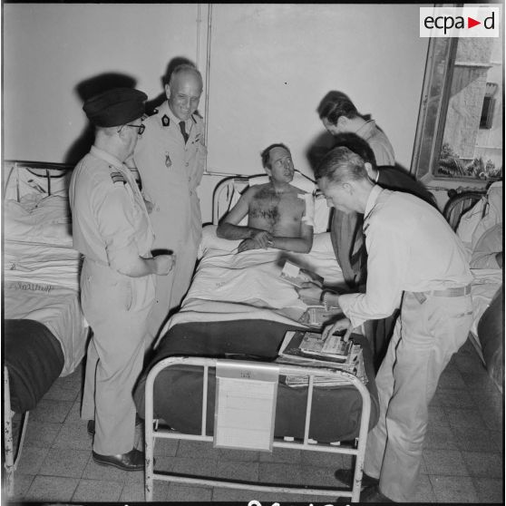 Alger. Distribution de disques aux blessés de l'hôpital Maillot.