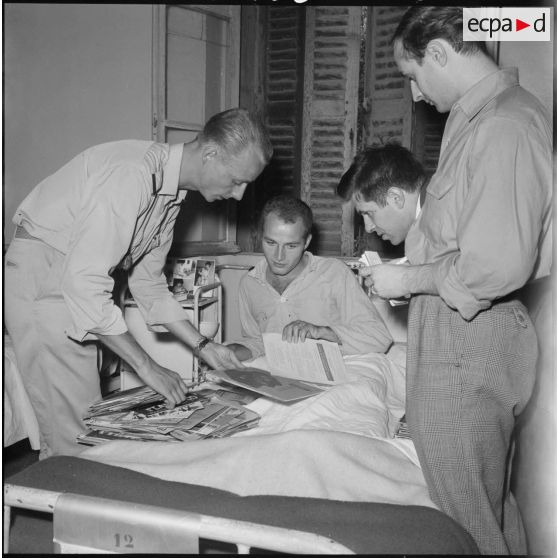 Alger. Distribution de disques aux blessés de l'hôpital Maillot.