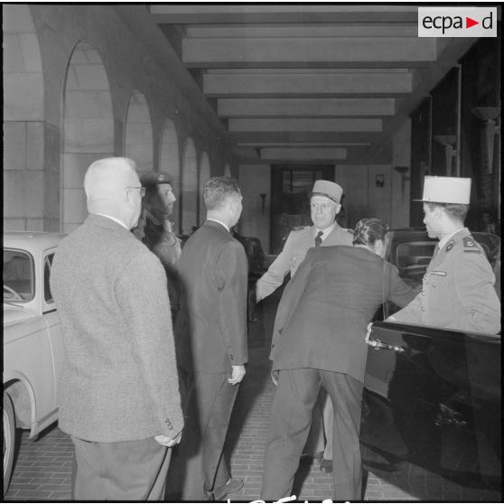 Alger. Les généraux Salan et Massu accueillent des autorités.