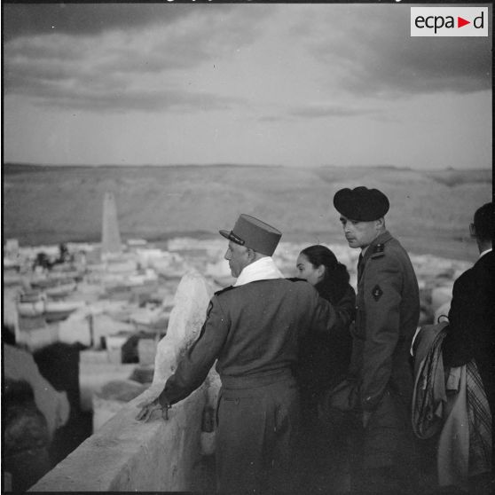 Voyage du général Salan au Sahara.