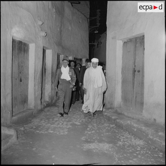 Le général Salan à Ghardaïa.