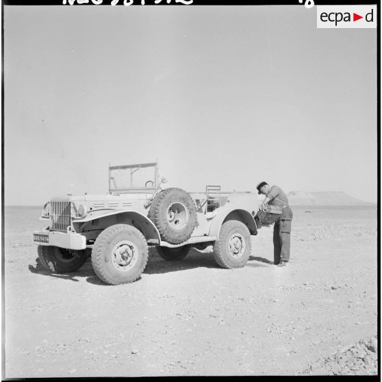 Voyage du général Salan au Sahara.