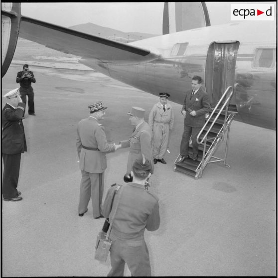 Aéroport de Teleghma. Arrivée des autorités.