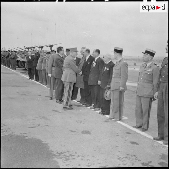 Accueil des autorités militaires sur le terrain d'aviation de Teleghma.