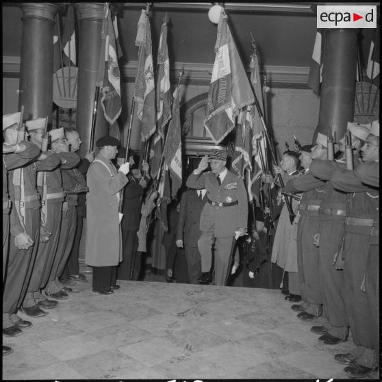 Cérémonie militaire au théâtre de Constantine.