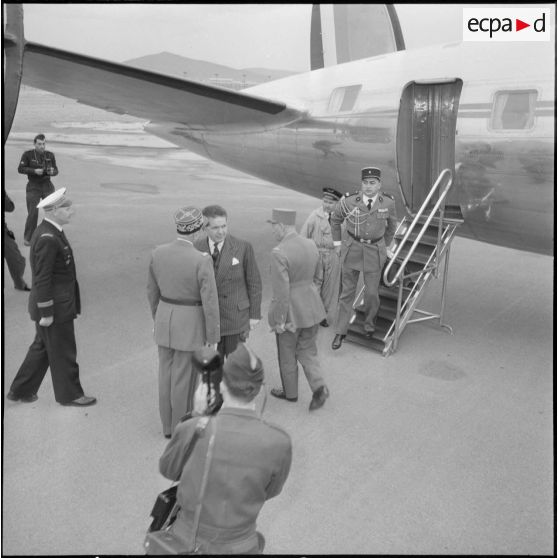 Aéroport de Teleghma. Arrivée des autorités.