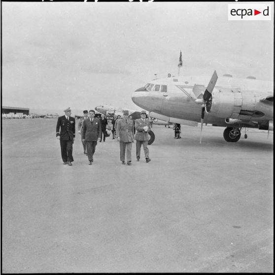 Aéroport de Teleghma. Arrivée des autorités.