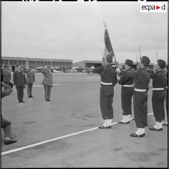 Cérémonie militaire sur le terrain d'aviation de Teleghma.