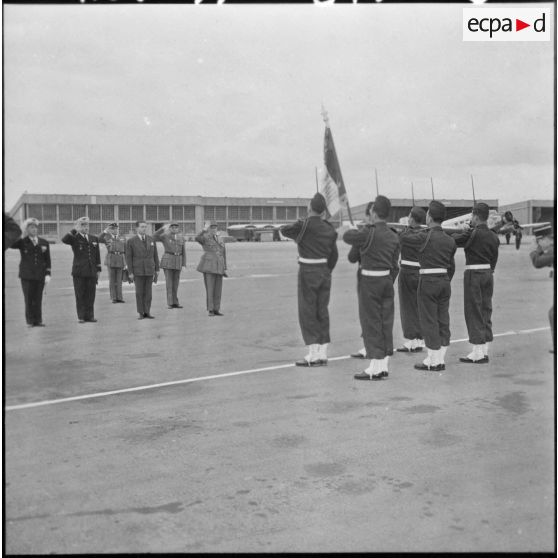 Cérémonie militaire sur le terrain d'aviation de Teleghma.