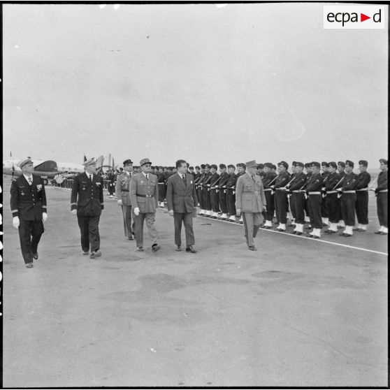 Cérémonie militaire sur le terrain d'aviation de Teleghma.