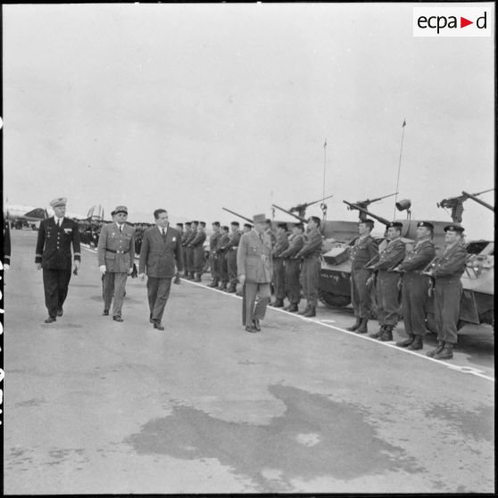 Cérémonie militaire sur le terrain d'aviation de Teleghma.