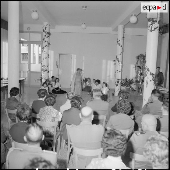 Soirée costumée présidée par madame Salan.