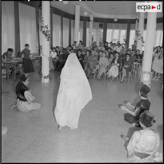 Soirée costumée présidée par madame Salan.