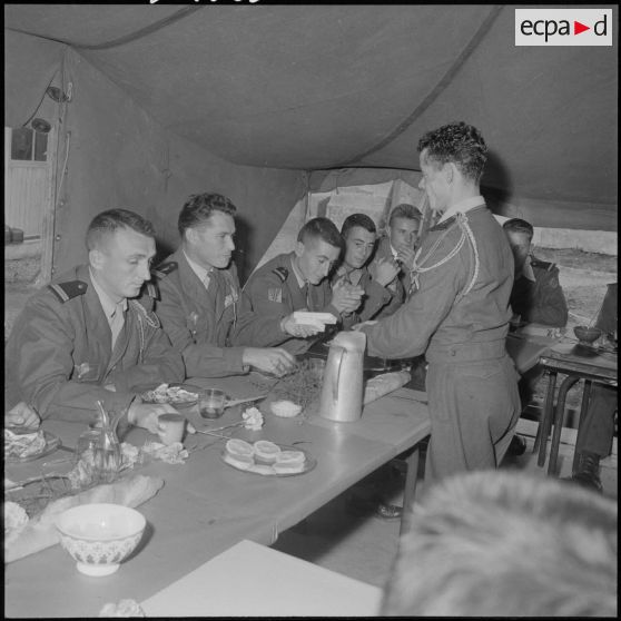 Alger. Départ à la 1re compagnie du 1er régiment de parachutistes coloniaux (RPC).