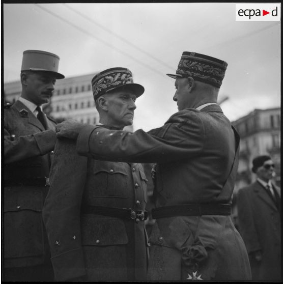 Alger. Remise de décoration.