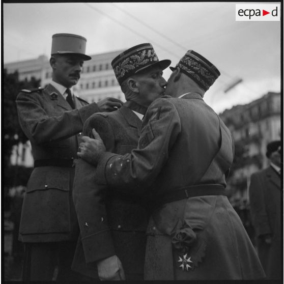 Alger. Remise de décoration.