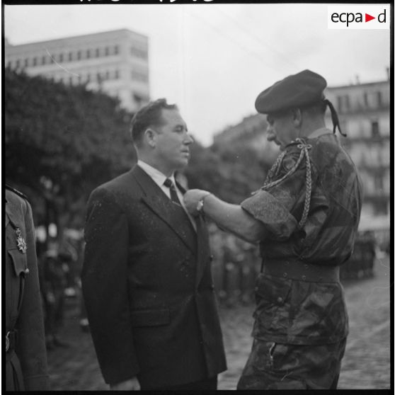 Alger. Remise de décoration par le général Massu.