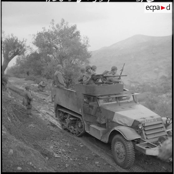 Tigzirt. Half-track du 15e bataillon de chasseurs alpins (BCA).