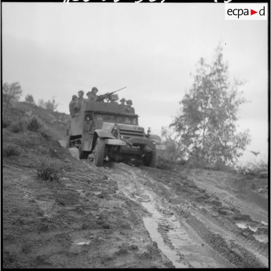 Tigzirt. Half-track du 15e bataillon de chasseurs alpins (BCA).