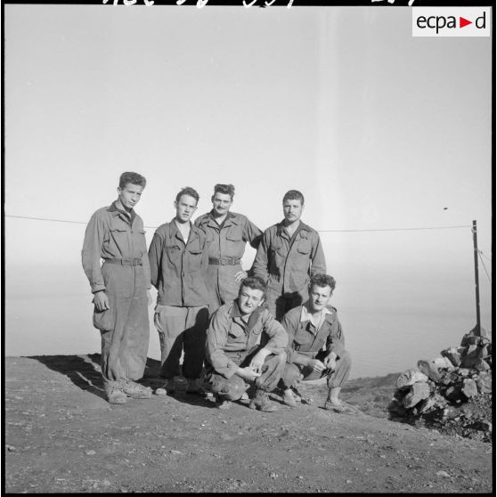 Tigzirt. Un groupe de chasseurs du 15e bataillon de chasseurs alpins (BCA).