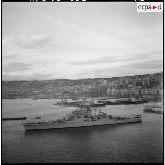 Bâtiment militaire de l'escadre de la Méditerranée dans le port d'Alger.