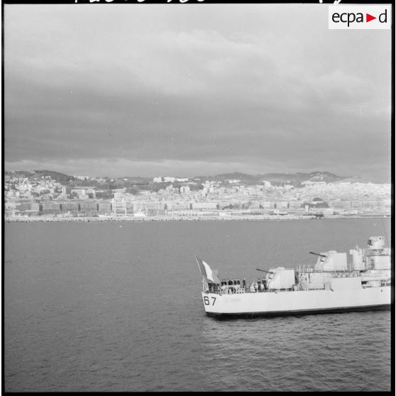 Bâtiment militaire de l'escadre de la Méditerranée dans le port d'Alger.