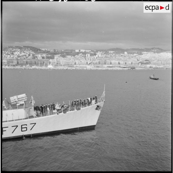 Bâtiment militaire de l'escadre de la Méditerranée dans le port d'Alger.