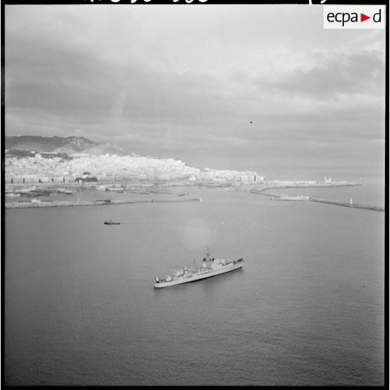 Bâtiment militaire de l'escadre de la Méditerranée dans le port d'Alger.