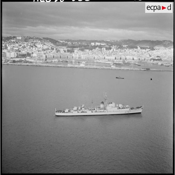 Bâtiment militaire de l'escadre de la Méditerranée dans le port d'Alger.