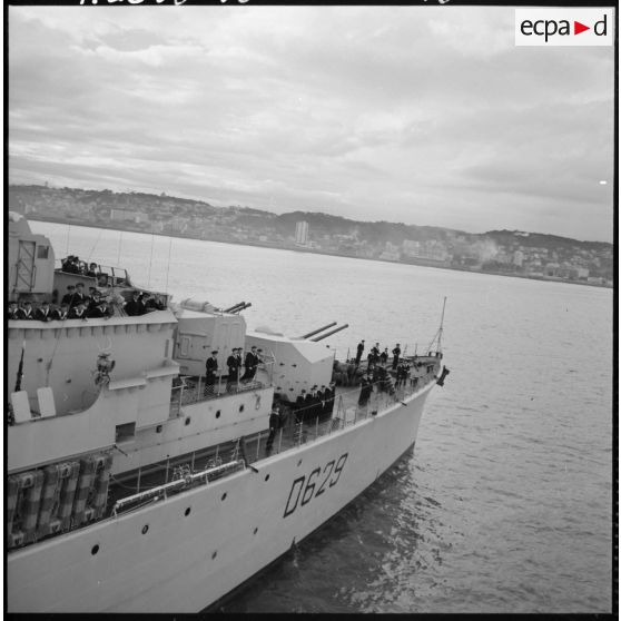 Bâtiment militaire de l'escadre de la Méditerranée au large d'Alger.