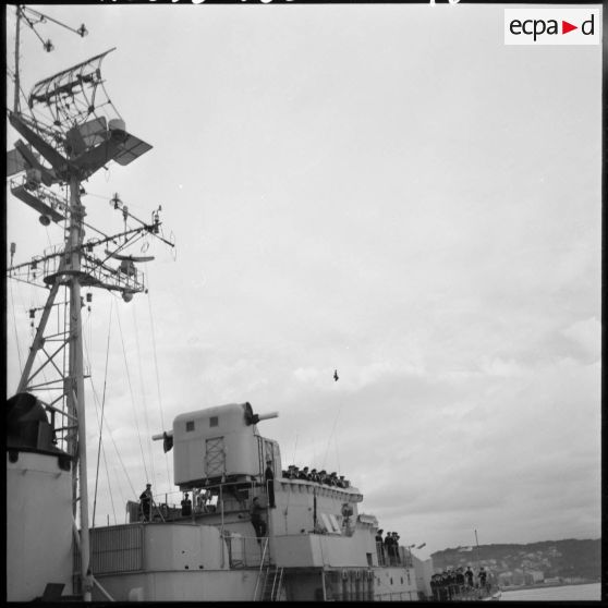 Bâtiment militaire de l'escadre de la Méditerranée au large d'Alger.