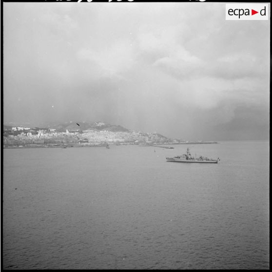 Bâtiment militaire de l'escadre de la Méditerranée au large d'Alger.