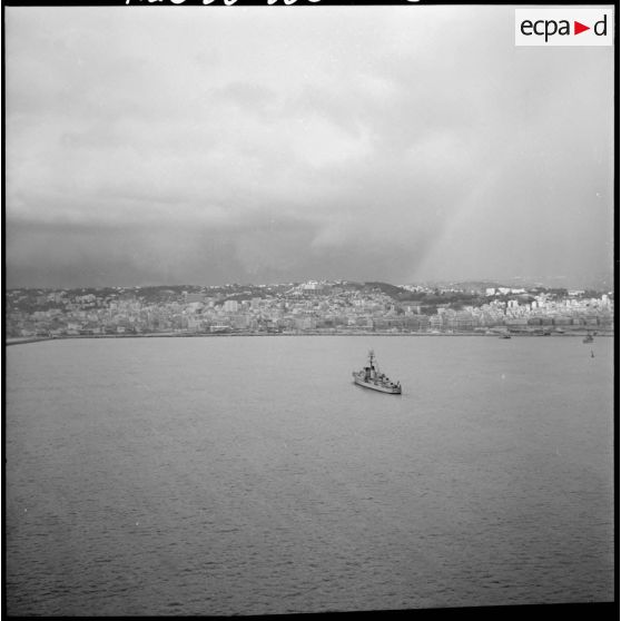 Bâtiment militaire de l'escadre de la Méditerranée au large d'Alger.