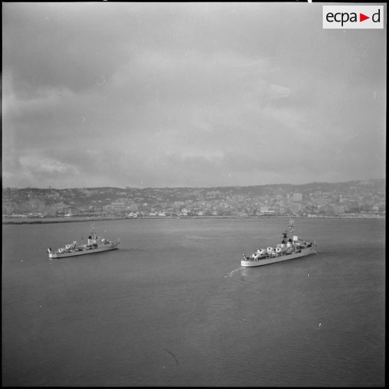 Bâtiments militaires de l'escadre de la Méditerranée au large d'Alger.