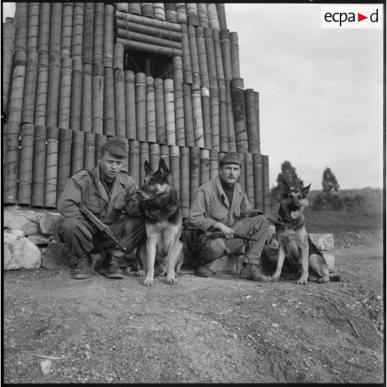 Soldats du 13e régiment de dragons au poste de Cheurfa.