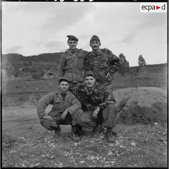 Soldats du 13e régiment de dragons au poste de Cheurfa.