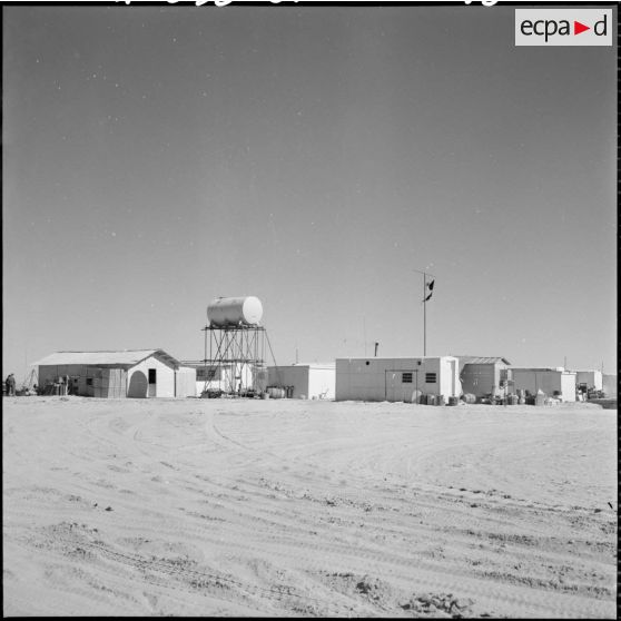 Chantier du Groupement d'Entreprises Routières Sahariennes (GERS) entre Fort Lallemand et Fort Flatters.